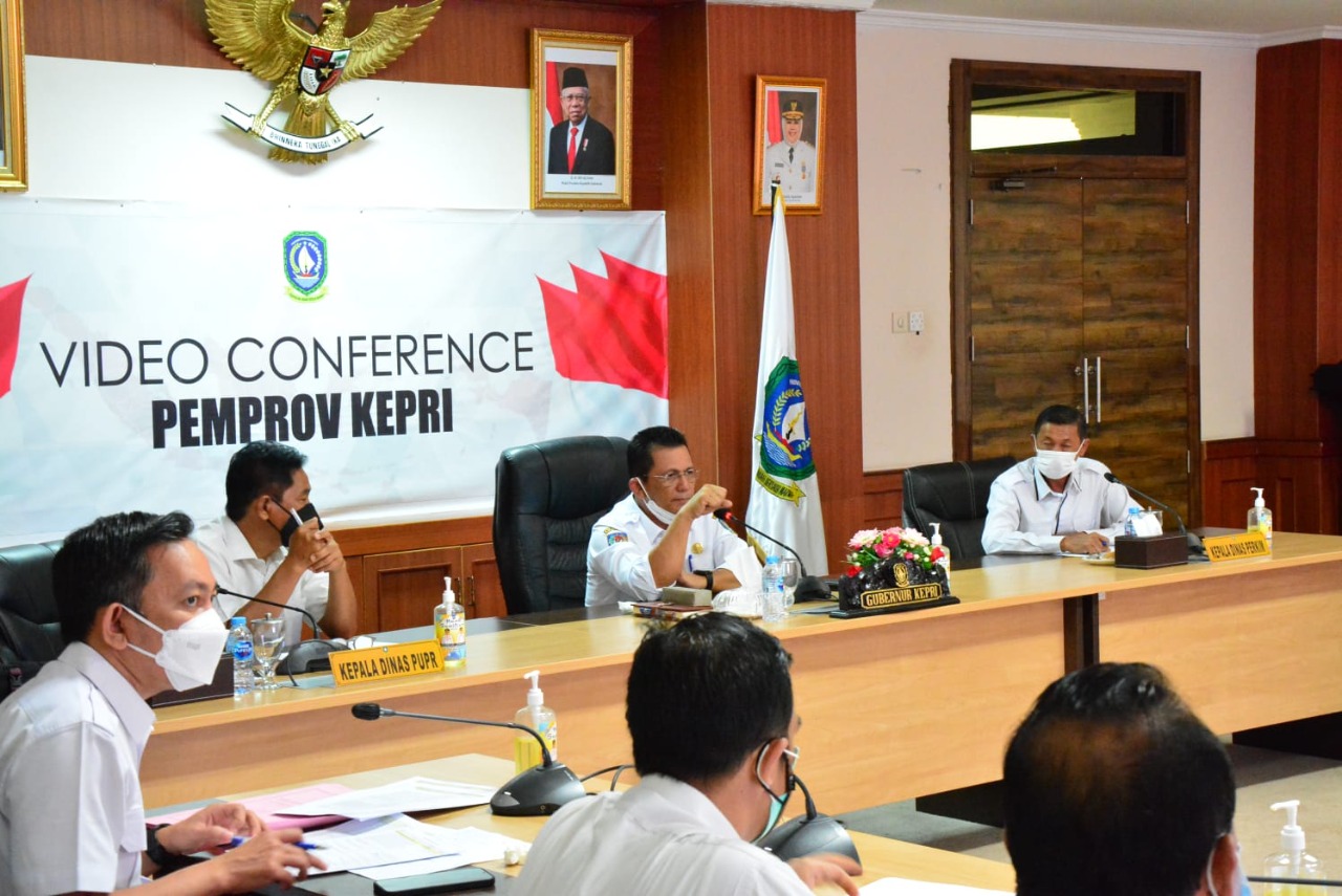 Ansar Ahmad saat memimpin rapat secara maraton dengan beberapa OPD yang dilaksanakan, di ruang rapat utama Kantor Gubernur Kepri, di Dompak, Rabu (04/08/2021).
