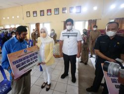 Plt Bupati Bintan Roby Kurniawan saat menyerahkan BLT Lansia secara simbolis di Kantor Lurah Kijang Kota