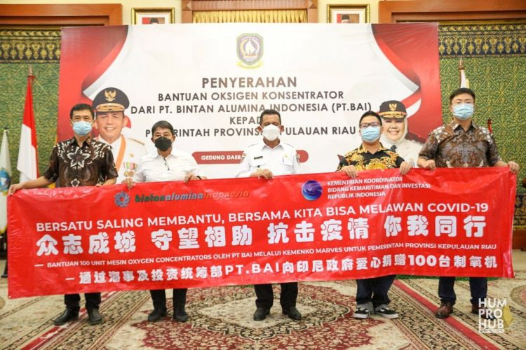 Gubernur Ansar, saat menerima Bantuan Oksigen Konsentrator dari PT. BAI di Gedung Daerah Tanjungpinang, Rabu (27/10)