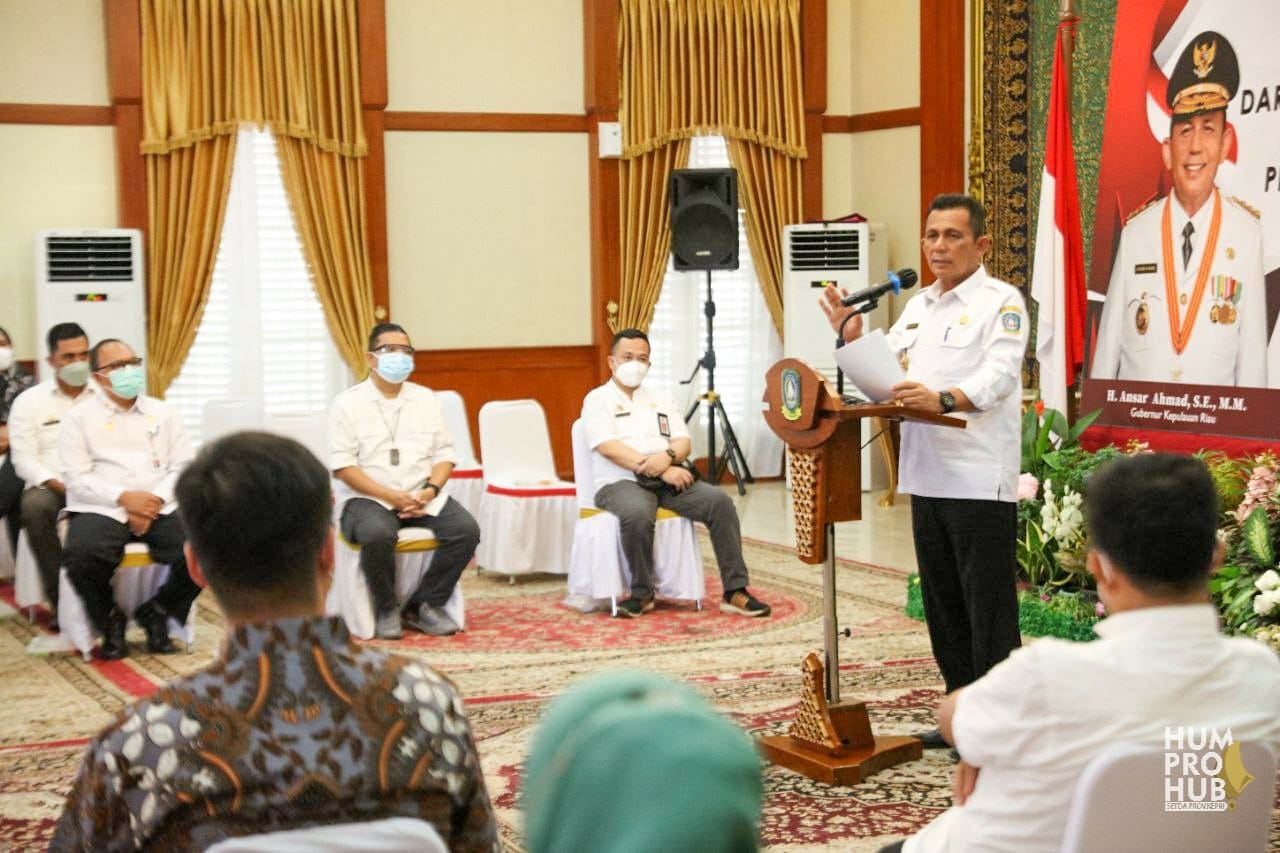 Gubernur Ansar, saat menerima Bantuan Oksigen Konsentrator dari PT. BAI di Gedung Daerah Tanjungpinang, Rabu (27/10) 