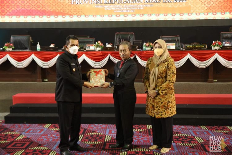 Gubernur Kepri Ansar Ahmad bersama Wakil Ketua 1 DPRD Kepri, Dewi Kumalasari, saat menandatangani noata kesepakatan platform KUA PPAS APBD Kepri 2022, di Gedung DPRD Kepri, Dompak, Kamis , (11/11)