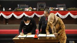 Gubernur Kepri Ansar Ahmad  bersama Wakil Ketua 1 DPRD  Kepri, Dewi Kumalasari, saat menandatangani noata kesepakatan platform KUA PPAS APBD Kepri 2022, di Gedung DPRD Kepri, Dompak, Kamis , (11/11)