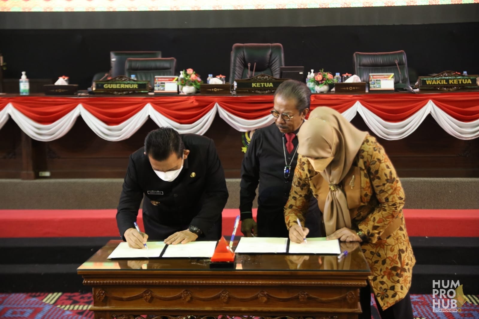 Gubernur Kepri Ansar Ahmad bersama Wakil Ketua 1 DPRD Kepri, Dewi Kumalasari, saat menandatangani noata kesepakatan platform KUA PPAS APBD Kepri 2022, di Gedung DPRD Kepri, Dompak, Kamis , (11/11)