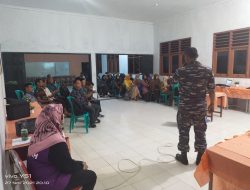 Letda Laut (E) Ichsan Mujahidin, saat mengisi Gelang Ajar Pembina Pramuka Kwartir Ranting Lingga Timur kepada siswa dan siswi di Ruang Serba guna SMK Negeri 1 Lingga Kecamatan Lingga Timur Kab. Lingga Minggu (28/11/2021).