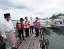 Plt Bupati Bintan Roby Kurniawan, saat menyerahkan secara simbolis bantuan kapal fiber, kepada nalayan, di Sei Nam Kijang, Kamis (11/11).