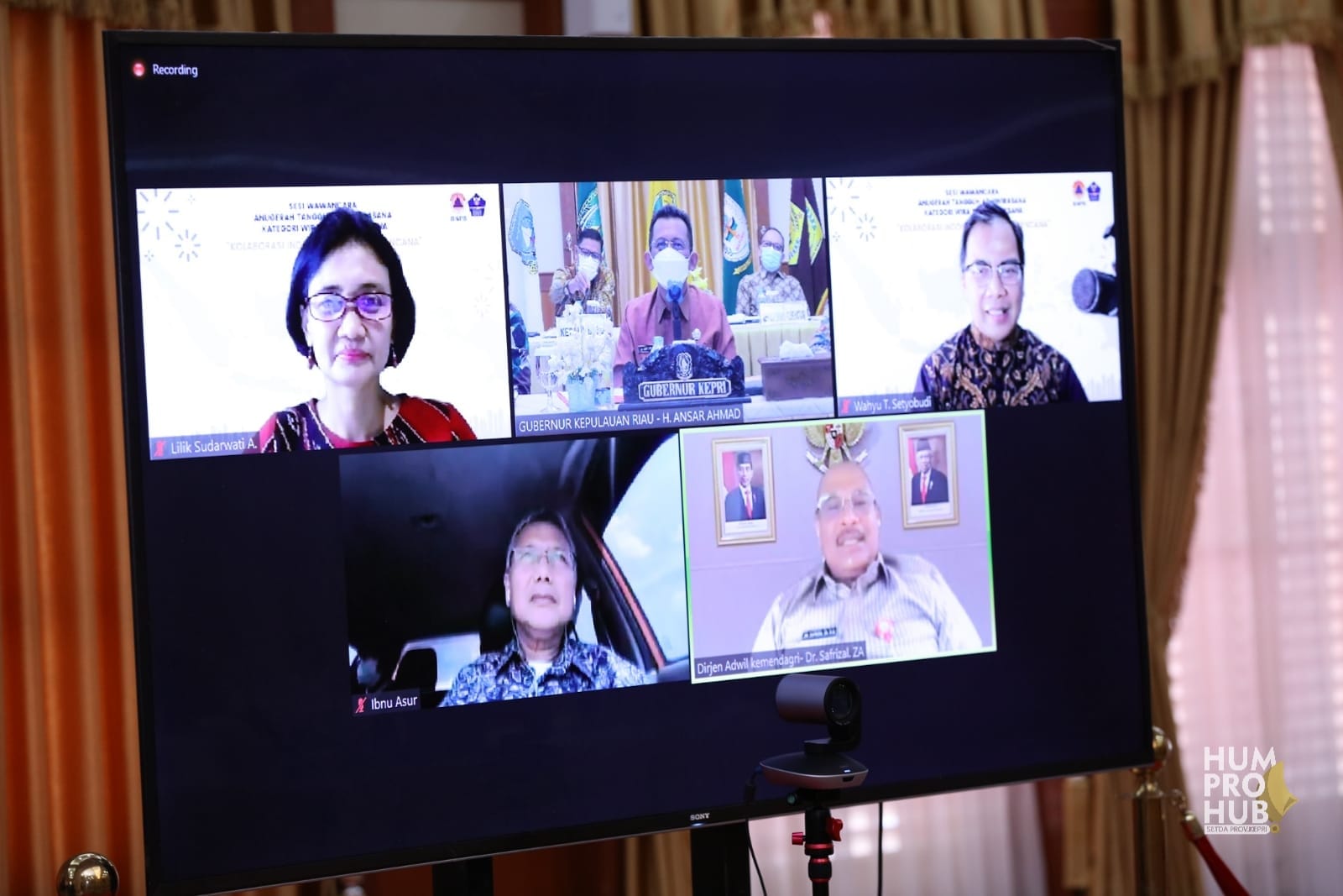 Gubernur Kepulauan Riau, Ansar Ahmad didampingi oleh Forkompinda Kepri menjalani sesi pemaparan dan wawancara secara virtual dari Gedung Daerah, Tanjungpinang, Jumat (29/10).