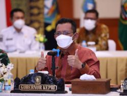 Gubernur Kepulauan Riau, Ansar Ahmad didampingi oleh Forkompinda Kepri menjalani sesi pemaparan dan wawancara secara virtual dari Gedung Daerah, Tanjungpinang, Jumat (29/10/2022) lalu. (Doc.pijarkepri.com)