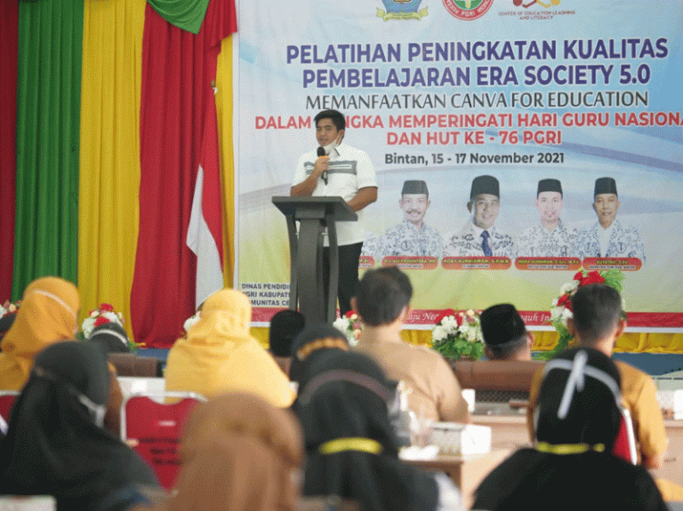 Pelaksana tugas Bupati Bintan, Roby Kurniawan saat membuka pelatihan peningkatan mutu pembelajaran era society 5.0 secara resmi, di aula SMA Negeri 1, Toapaya, Senin (15/11).
