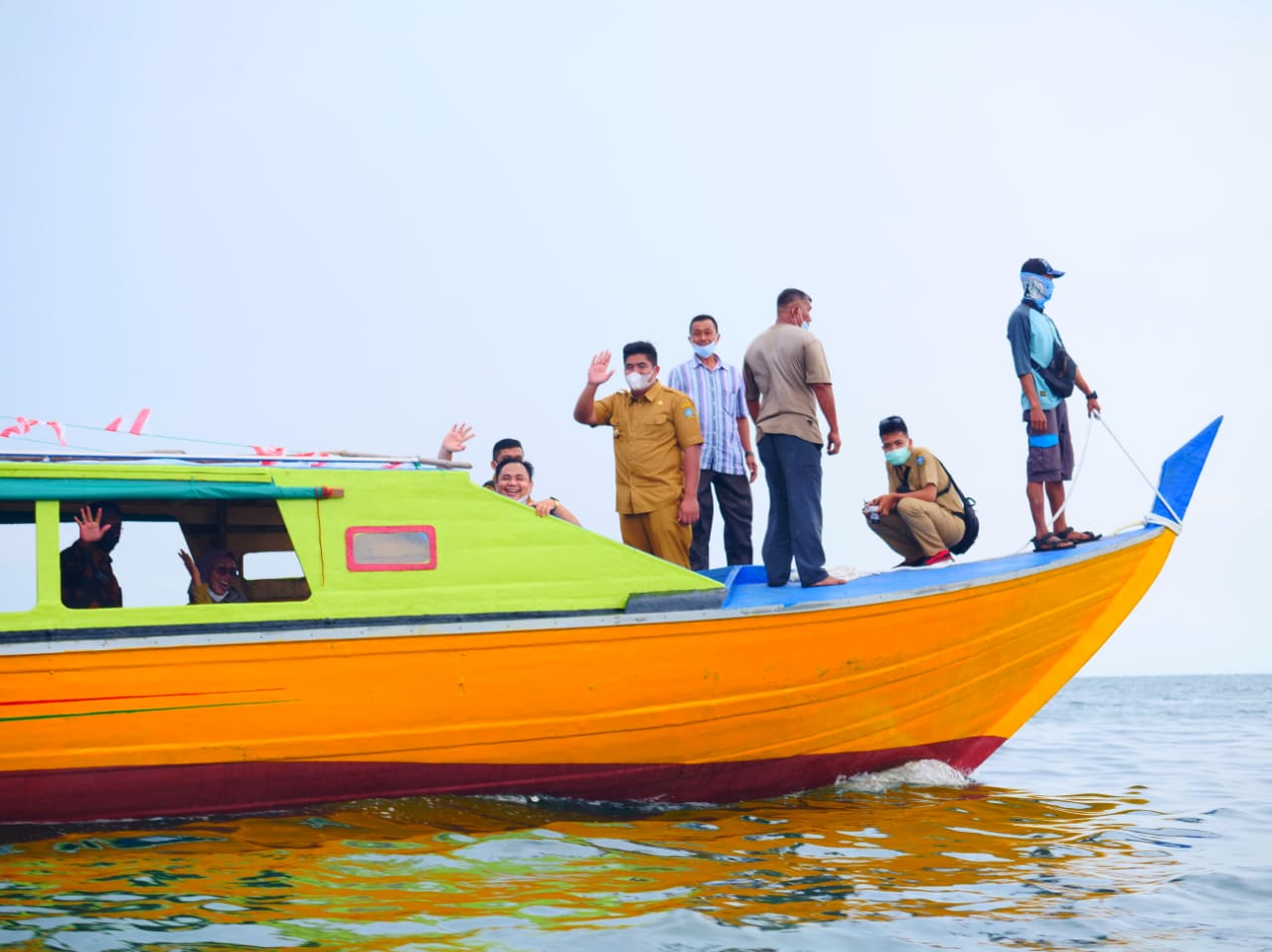 Plt Bupati Bintan, Roby Kurniawan diatas boat pompong yang diresmikannya senbagai sarana transportasi warga Desa Pangkil Kecamatan Teluk Bintan, Selasa (23/11) siang.