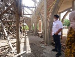 Pelaksana Tugas Bupati Bintan Roby Kurniawan saat meninjau pembangunan puskesmas di Pulau Mantang, Kamis (18/11).