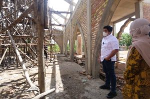 Pelaksana Tugas Bupati Bintan Roby Kurniawan saat meninjau pembangunan puskesmas di Pulau Mantang, Kamis (18/11).