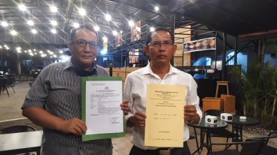 Bachtiar Simatupang, selaku kuasa hukum Junan Gunawan Panjaitan, menunjukkan surat laporan ke Propam Mabes Polri dengan nomor SPSP2/325/I/2022/Bagayudan. (Foto : MIS/Pijarkepri.com)