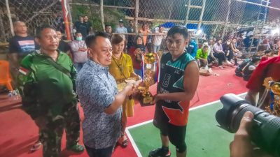 Bupati Lingga menutup secara resmi tunamen voli Imlek Cup III, di Kelurahan Pancur, Kecamatan Lingga Utara, Jum'at (04/02/202) malam.