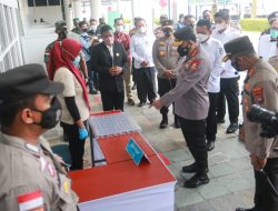Kapolri Jenderal Listyo Sigit Prabowo, bersama Gubernur Kepulauan Riau Ansar Ahmad, saat meninjau persiapan protokol kesehatan alur penerimaan wisatawan dalam skema travel bubble Batam-Bintan-Singapura, Rabu (09/02/2022)