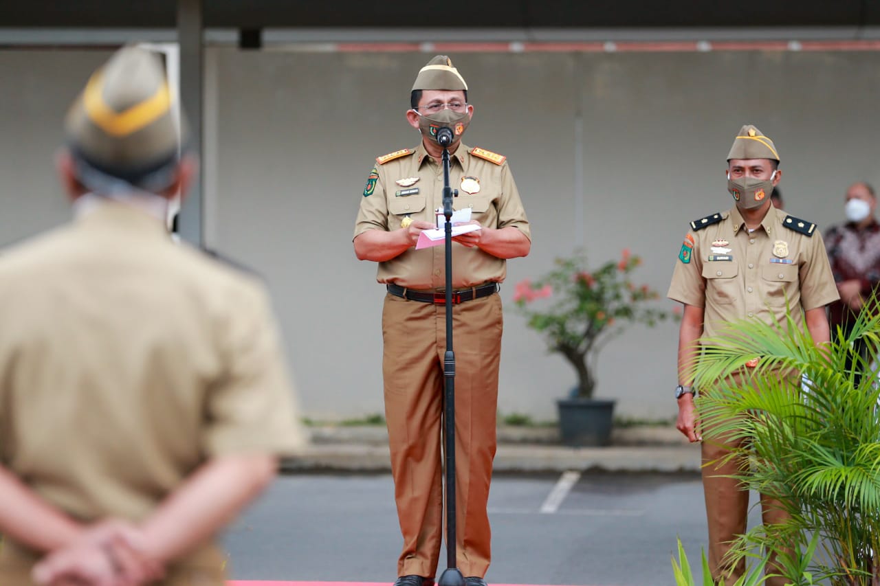 Gubernur Kepulauan Riau H. Ansar Ahmad, saat memimpin langsung apel Bulan Keselamatan dan Kesehatan Kerja (K3) Nasional tingkat Provinsi Kepri di lapangan Kawasan Industri Terpadu Kabil, Batam, Jum'at (11/2/2022).