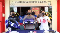 Polsek Bengkong, Batam saat konfrensi pers pengungkapan kasus pencurian sepeda motor ,  di Mapolsek bengkong, Batam, Rabu (23/2/2022). (Foto: Humas Polresta Barelang)