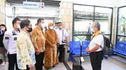 Gubernur Kepri H.Ansar Ahmad menyambut langsung kedatangan perdana wisatawan dari Singapura di Pelabuhan Nongsapura Kota Batam, Provinsi Kepulauan Riau, Rabu (23/2/2022) sekitar pukul 16.00 WIB.