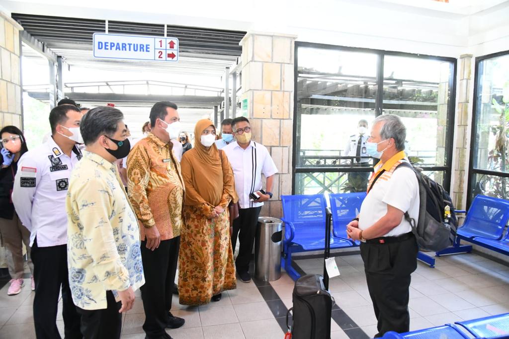 Gubernur Kepri H.Ansar Ahmad menyambut langsung kedatangan perdana wisatawan dari Singapura di Pelabuhan Nongsapura Kota Batam, Provinsi Kepulauan Riau, Rabu (23/2/2022) sekitar pukul 16.00 WIB.