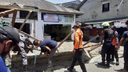 Tim SAR Gabungan saat mengevakuasi korban Pasar Ikan KUD Tanjungpinang, Kepri yang roboh, Sabtu (5/3/2022). (Foto: Basarnas)