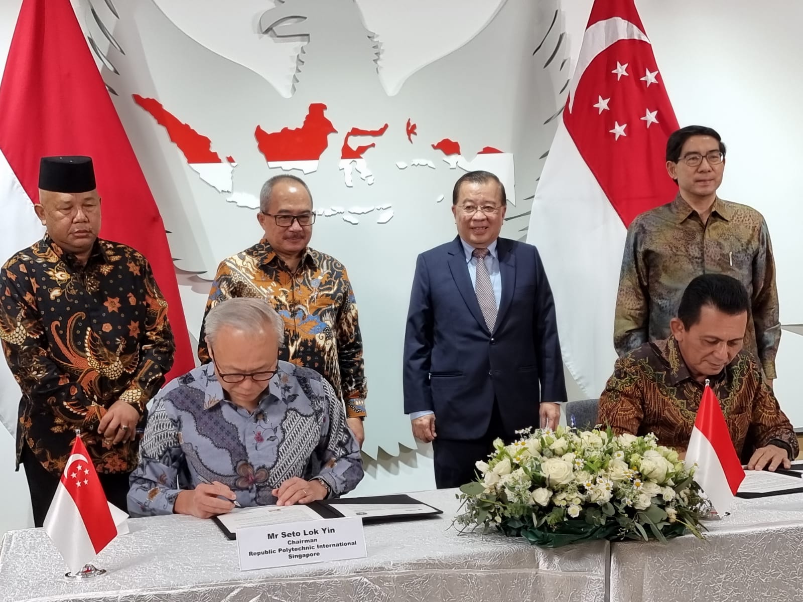Gubernur Kepri Ansar Ahmad dan Republic Polytechnic (RP) Singapura telah menandatangani kesepakatan kerja sama (MoI/Memorandum of Intent) bidang teknologi pertanian dan aquaculture, Selasa, (19/4/ 2022) bertempat di KBRI Singapura.