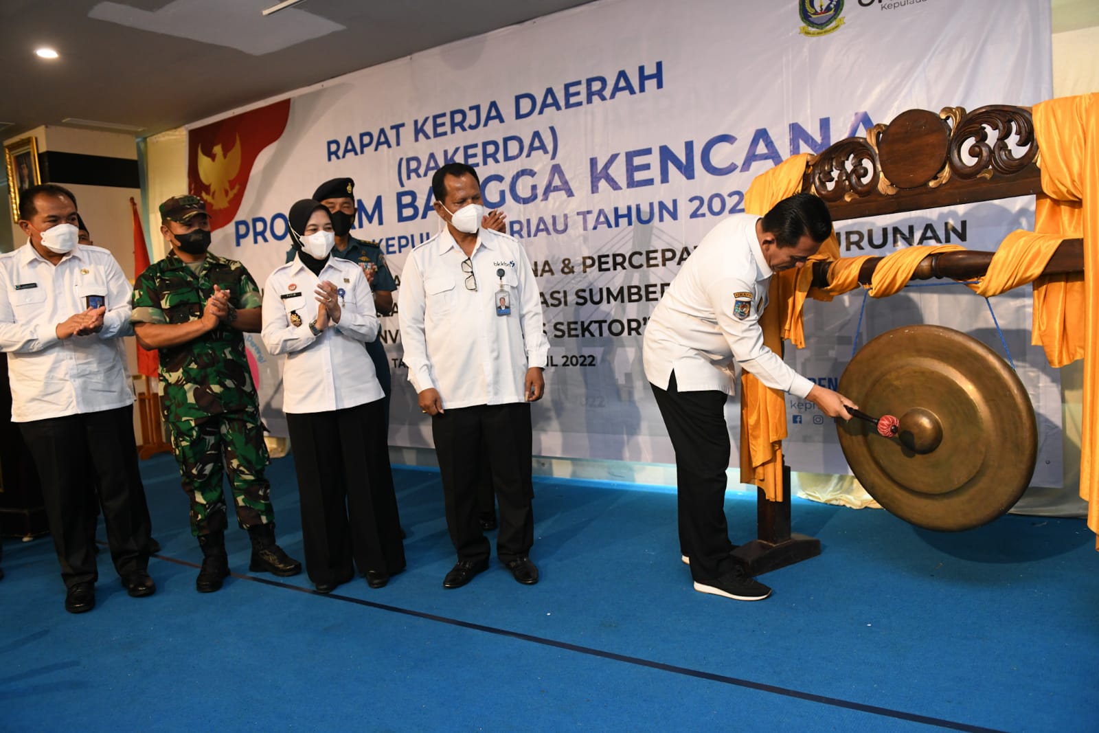 Gubernur Kepulauan Riau H. Ansar Ahmad resmi membuka Rapat Kerja Daerah (Rakerda) Bangga Kencana yang digelar Badan Kependudukan Dan Keluarga Berencana Nasional (BKKBN) Perwakilan Kepri di Hotel CK Tanjungpinang, Rabu (13/4).