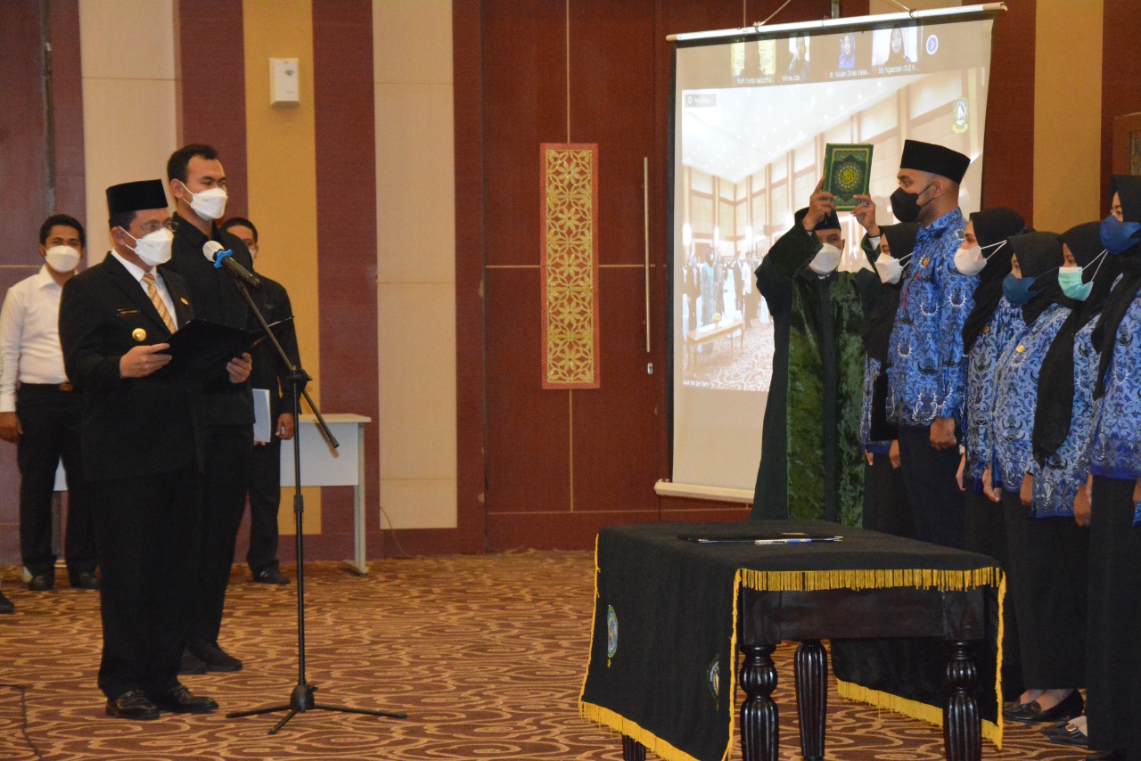 Gubernur Kepulauan Riau, Ansar Ahmad, saat melantik 109 orang CPNS formasi tahun 2020 menjadi PNS, 381 orang PPPK Guru Tahap I, di Aula Wan Seri Beni, Dompak, Selasa (26/4).