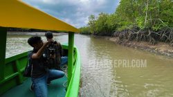 Pegiat videografi Tanjungpinang saat mengabadikan momen keindahan alam Sungai Ular, Kel Kmp Bugis, Kec Tg Pinang Kota, 28/2/2022. (Foto: Aji Anugraha/pijarkepri.com)