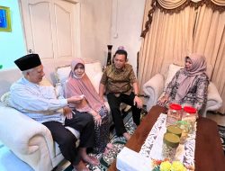 Gubernur Kepulauan Riau, Ansar Ahmad, saat mengunjungi sejumlah kediaman orang tua atau tokoh senior masyarakat Kepri di Tanjungpinang, di Hari Raya Idul Fitri ke-2, Selasa (3/5). Gubernur Kepulauan Riau, Ansar Ahmad, saat mengunjungi sejumlah kediaman orang tua atau tokoh senior masyarakat Kepri di Tanjungpinang, di Hari Raya Idul Fitri ke-2, Selasa (3/5).