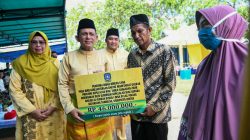 Gubernur Kepulauan Riau H. Ansar Ahmad saat menyerahkan bantuan dana hibah rumah ibadah untuk Kecamatan Tambelan, Bintan, Sabtu, (07/05).