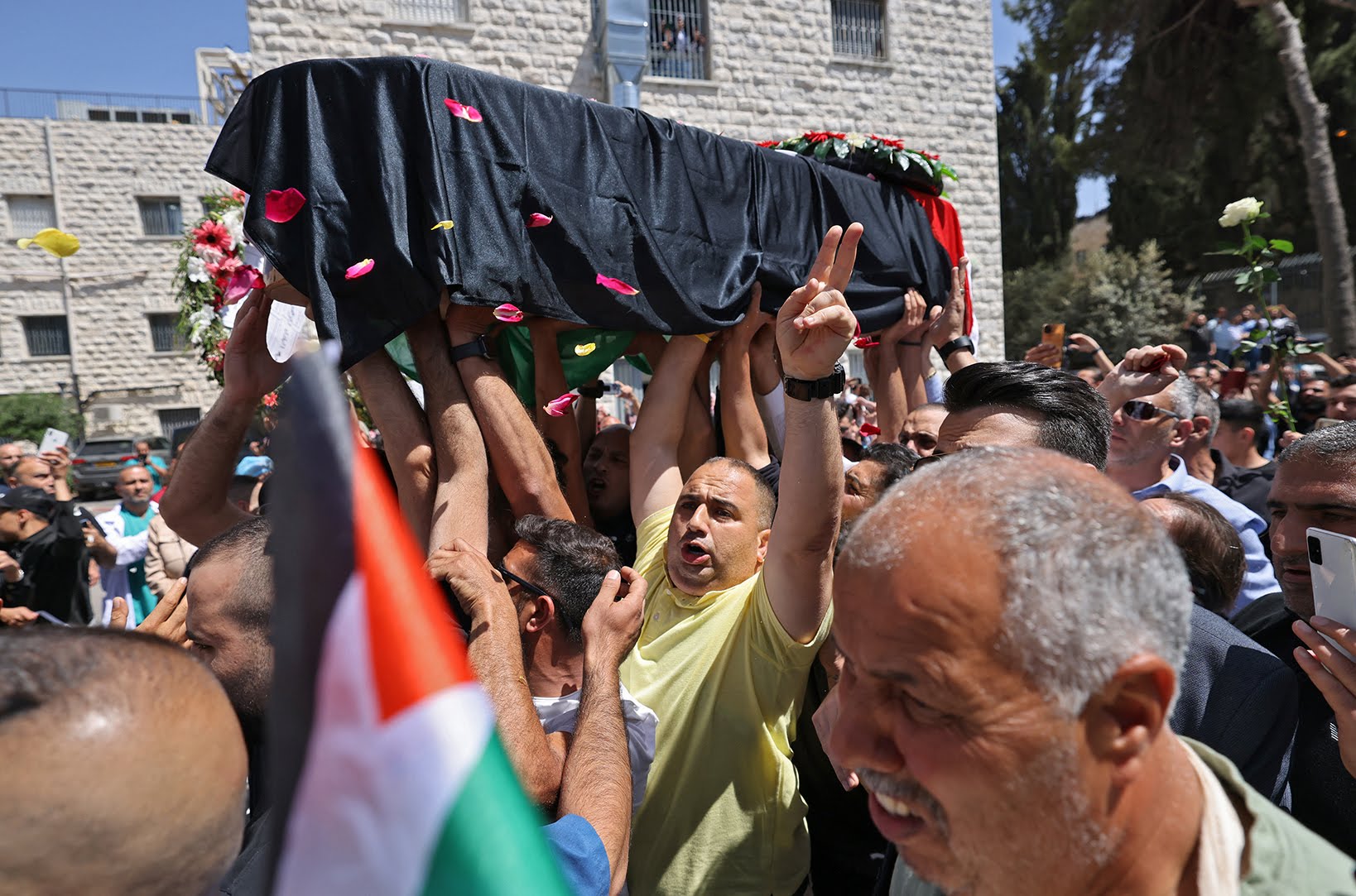 Warga saat mengangkat peti jenazah Shireen Abu Akleh (51), Wartawan Perang dari Al-Jazeera yang ditembak mati tentara Israel saat meliput serangan tentara Israel di lokasi pengungsian di Jenin, Tepi Barat (West Bank) yang diduduki Israel. (Sumber Foto : Harian Disway)