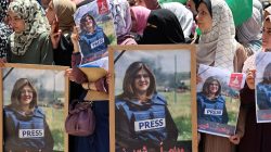 Sejumlah perempuan memampangkan foto Shireen Abu Akleh (51), Wartawan Perang dari Al-Jazeera yang ditembak mati tentara Israel saat  meliput serangan tentara Israel di lokasi pengungsian di Jenin, Tepi Barat (West Bank) yang diduduki Israel. (Sumber Foto : Harian Disway)