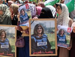 Sejumlah perempuan memampangkan foto Shireen Abu Akleh (51), Wartawan Perang dari Al-Jazeera yang ditembak mati tentara Israel saat meliput serangan tentara Israel di lokasi pengungsian di Jenin, Tepi Barat (West Bank) yang diduduki Israel. (Sumber Foto : Harian Disway)