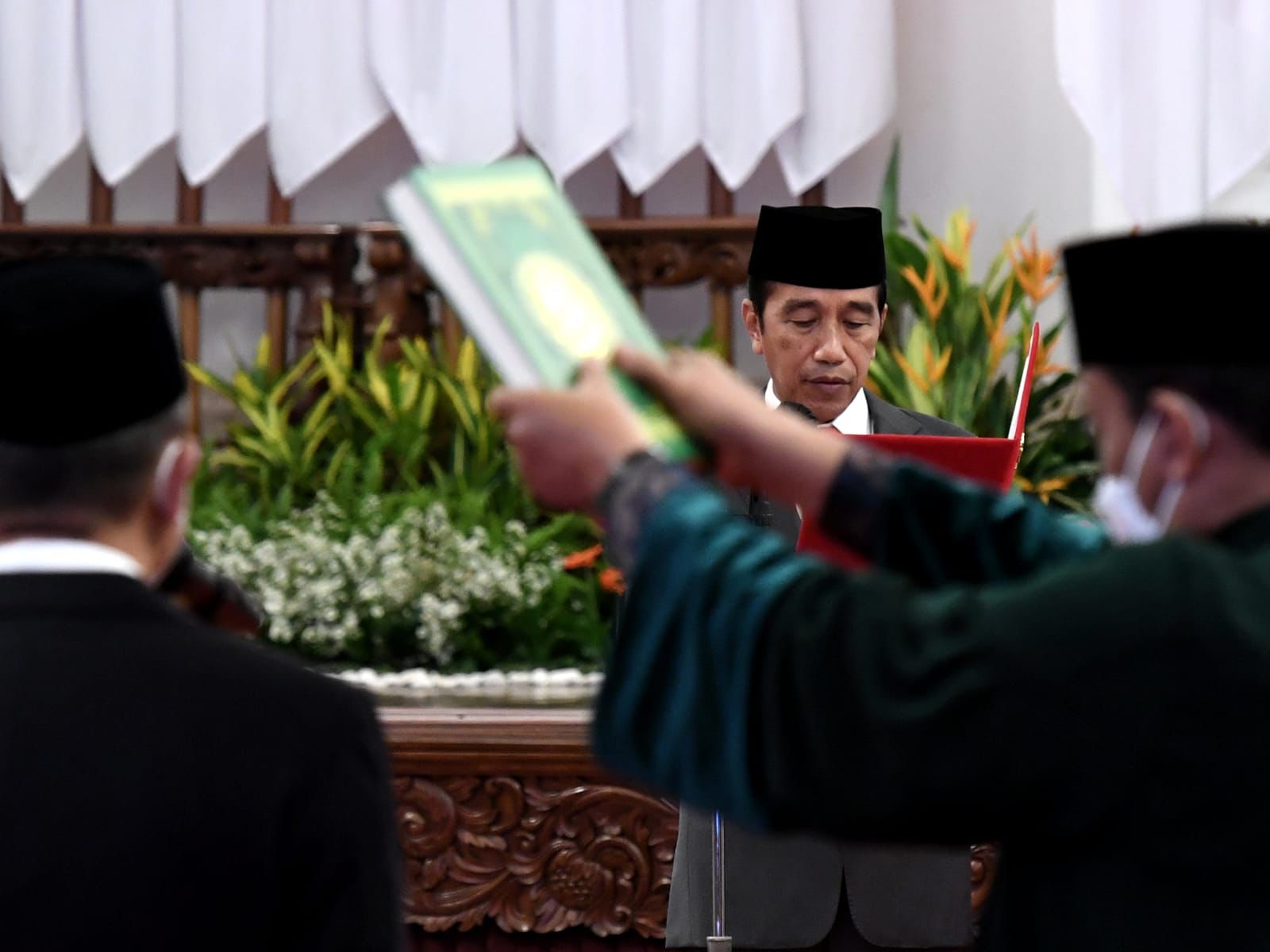 Presiden Joko Widodo saat melantik Menteri sisa masa jabatan periode tahun 2019-2024, pada Rabu, 15 Juni 2022, di Istana Negara Jakarta. (Foto: Kris)