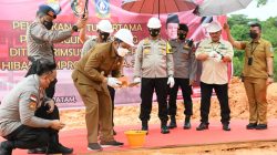 Gubernur Kepulauan Riau Ansar Ahmad saat meletakkan batu pertama pembangunan Gedung Ditreskrimsus Polda Kepri, yang merupakan hibah dari Pemerintah Provinsi Kepulauan Riau di Mapolda Kepulauan Riau, Nongsa, Batam, Selasa (21/06).