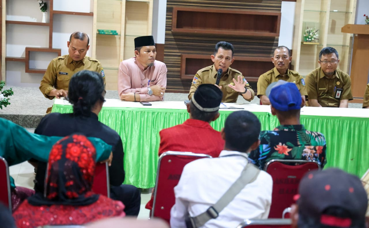 Gubernur Kepri, Ansar Ahmad saat menerima audiensi Rombongan Suku Laut Kabupaten Lingga di Aula Mini Asrama Haji Tanjungpinang, Senin, (18/07).