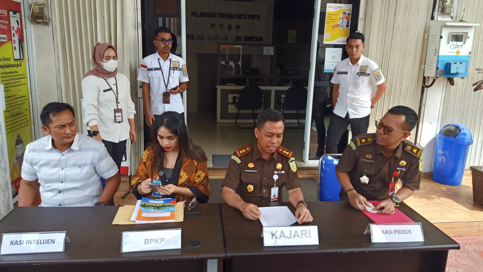 Kajari Bintan, I Wayan, bersama BPKP saat konferensi pers pengungkapan kasus dugaan korupsi pengadaan TPI Tanjung Uban, di Kantor Kejari Bintan, Rabu (20/7/2022)
