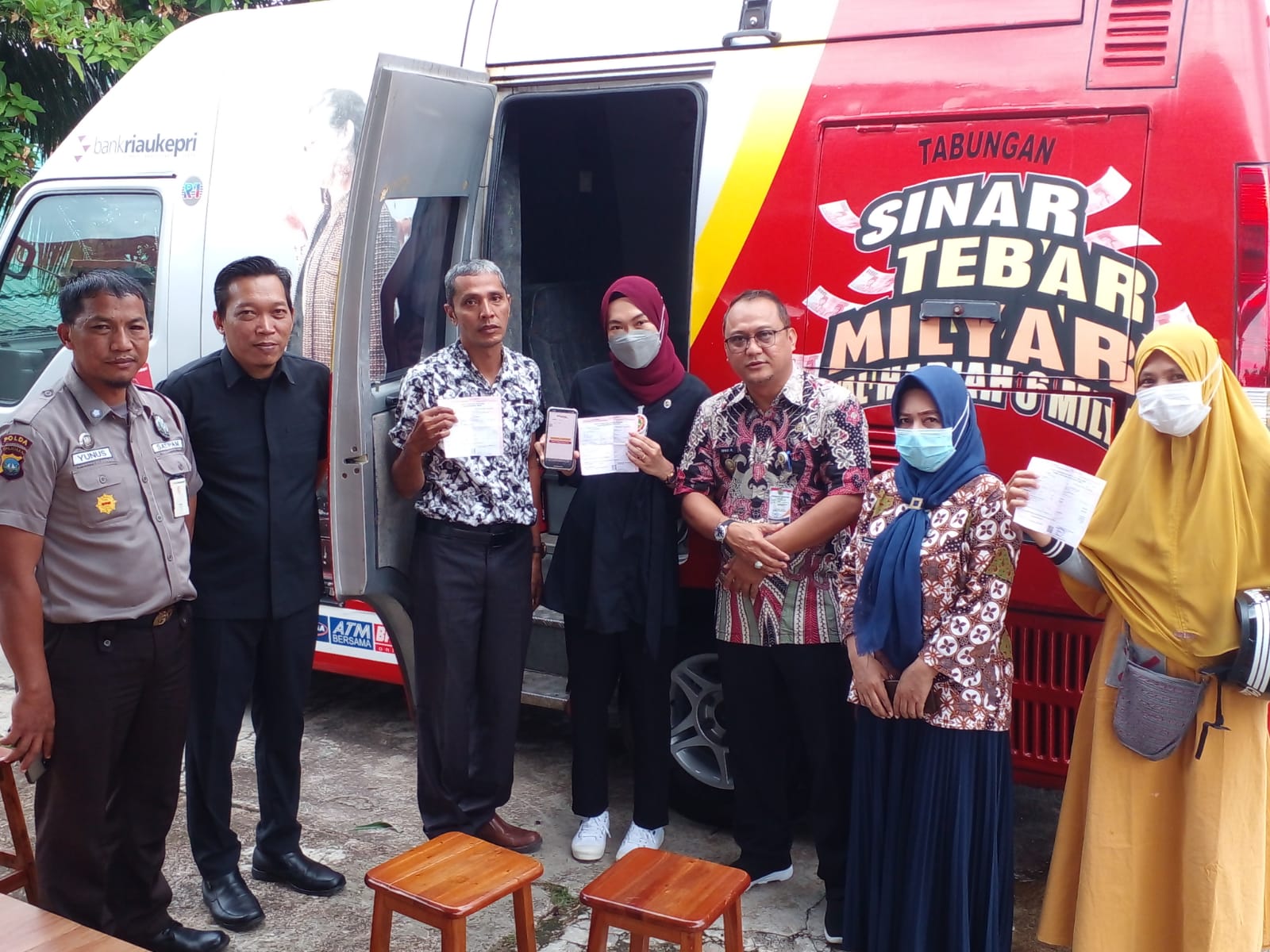 Mobil kas keliling Bank Riau Kepri kerjasama dengan BPPRD Tanjungpinang sebagai loket pembayaran PBB-P2, di Tanjungpinang.