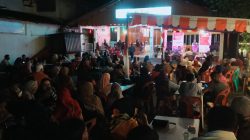 Warga saat menyanyikan Liga Dangdut Kedai Kopi Uncle Muthu, di Teluk Keriting, Tanjungpinang, Rabu (24/8/2022)