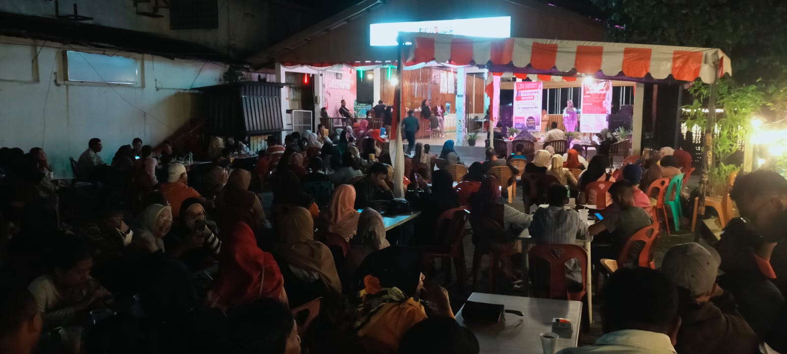 Warga saat menyanyikan Liga Dangdut Kedai Kopi Uncle Muthu, di Teluk Keriting, Tanjungpinang, Rabu (24/8/2022)