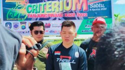 Ketua ISSI Tanjungpinang, Yusmin Lius (Aon), Ketua Bidang Usaha ISSI Tanjungpinang, Edwin, serta panitia balap sepeda ISSI Tanjungpinang 2022, saat diwawancara sejumlah media, Sabtu (6/8/2022).