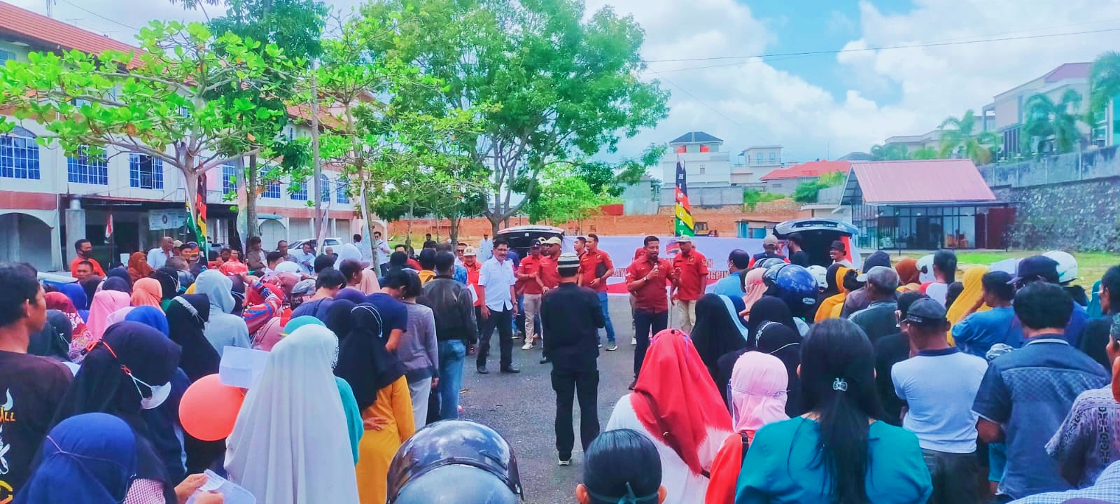 Perhimpunan Melayu Raya saat membagikan beras kemerdekaan di JL. DI Panjaitan, Tanjungpinang, Rabu (17/8/2022). 
