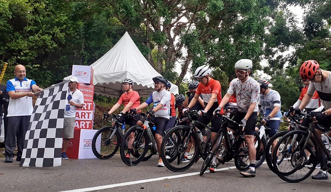 Luki Zaiman Prawira Plt Kadis Pariwisata Kepri didampingi GGM PT BRC Abdul Wahab melepas peserta charity ride to Bintan yang diikuti Suryo Pratomo Dubes RI untuk Singapura di kawasan Bintan Resorts, Sabtu (30/7/2022)