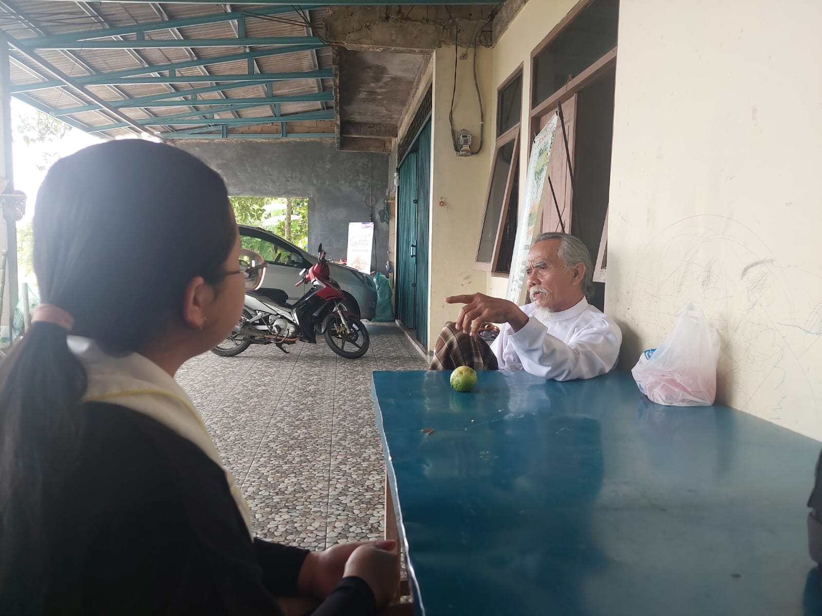 Mahasiswa Pencinta Alam (Mahapala) UMRAH saat mewawancarai warga sekitar Sungai Pelunggut, Kavling Flamboyan, Sagulung, Batam, Kepri, Agustus 2022. (Foto: Mahapala UMRAH)