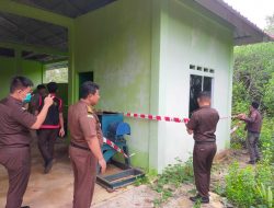 Jaksa dari Kejaksaan Negeri Tanjungpinang saat menyegel bangunan proyek Tempat Pengelolaan Sampah (TPS 3R) di Kampung Bugis, Jumat (9/9) karena diduga terindikasi korupsi.
