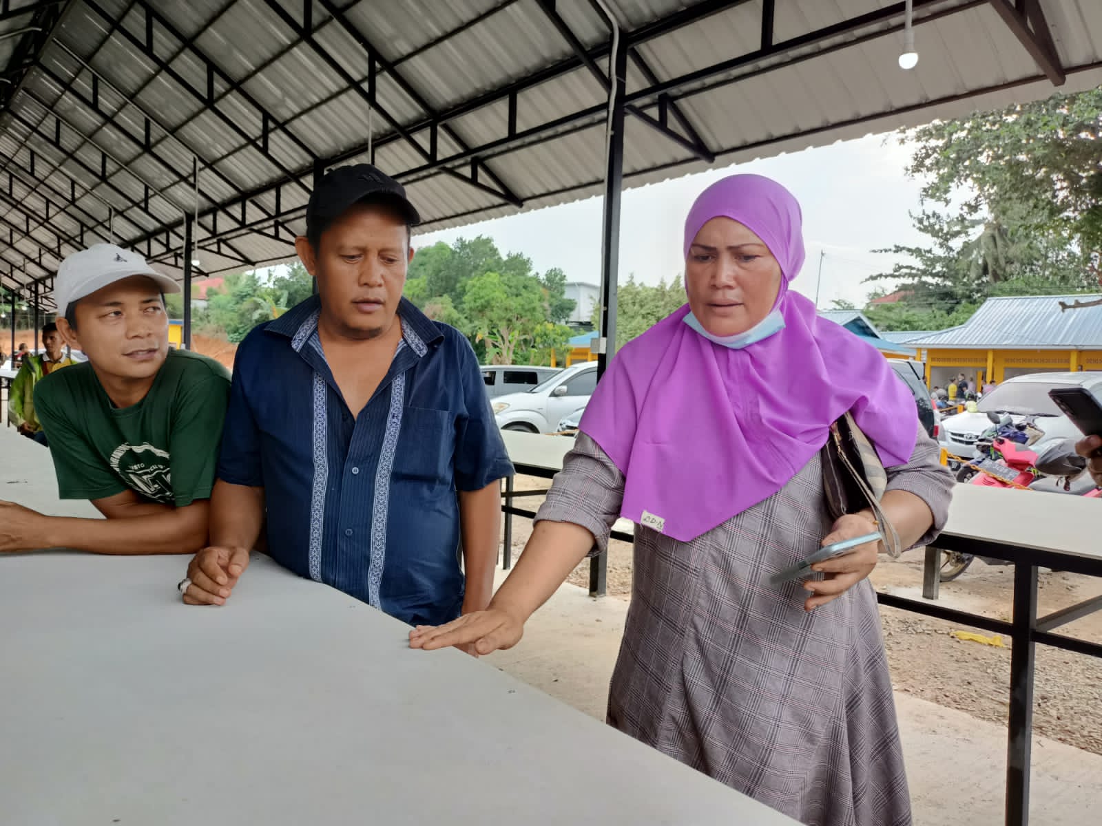 Pedagang saat menyampaikan protes lapak meja yang dipinjamkan kepada mereka dinilai tidak sesuai dengan kebutuhan dagang, di pasar sementara Tanjungpinang, Jumat (16/9/2022)