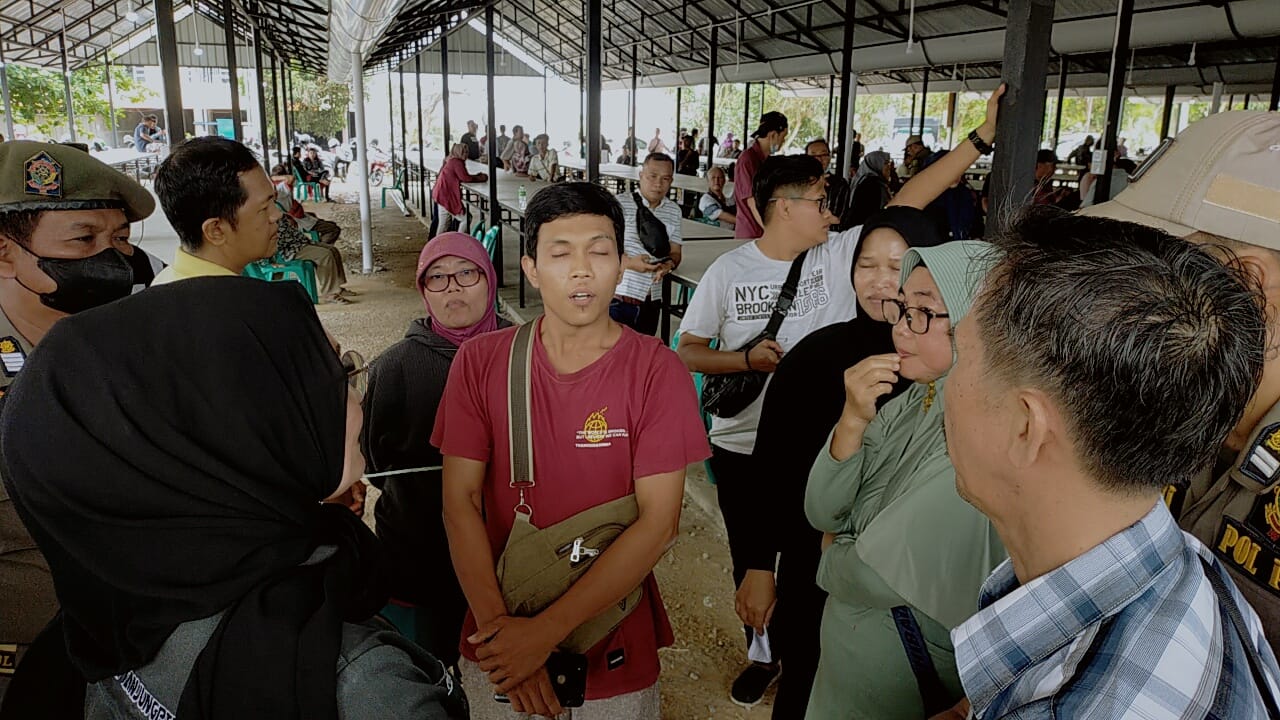 Pedagang saat memprotes lapak meja yang dipinjamkan kepada mereka dinilai tidak sesuai dengan kebutuhan dagang, di pasar sementara Tanjungpinang, Jumat (16/9/2022)
