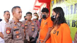 Polsek Bengkong, Batam, Kepri, saat bertanya dengan dua pelaku penelantaran anak atau penbuang bayi, di Polsek Bengkong, Rabu (21/9/2022).