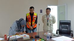 EGM Angkasa Pura II KC Bandara RHF Tanjungpinang Muhammad Faisal pun menyerahkan berkas kontrak kerjasama dana bantuan bersama Unit Community Development Centre