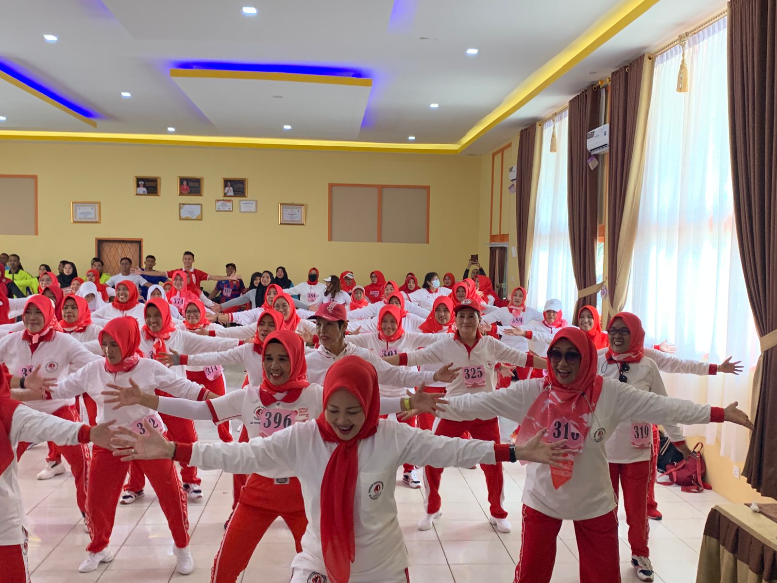 Ketua DPRD Tanjungpinang Pimpin Senam Jantung Sehat untuk Semua, di Aula SMA Negeri 4 Tanjungpinang, Minggu (25/9).