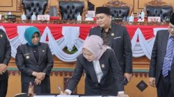 Ketua DPRD Tanjungpinang Hj. Yuniarni Pustoko Weni menandatangani dokumen Pengesahan Rancangan Peraturan Daerah (Ranperda) Anggaran Pendapatan dan Belanja Daerah Perubahan (APBDP) Tanjungpinang 2022 menjadi Peraturan Daerah (Perda), Jumat (23/09). (Foto : Istimewa)